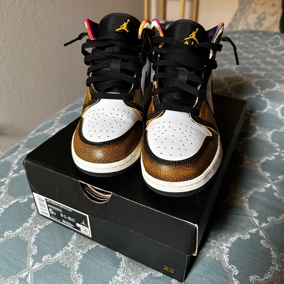 Nike Air Jordan 1 mid “wear away” Y SIZE 5 FITS FOR TRUE TO SIZE WOMEN SIZE 6.5! - Picture 4 of 6